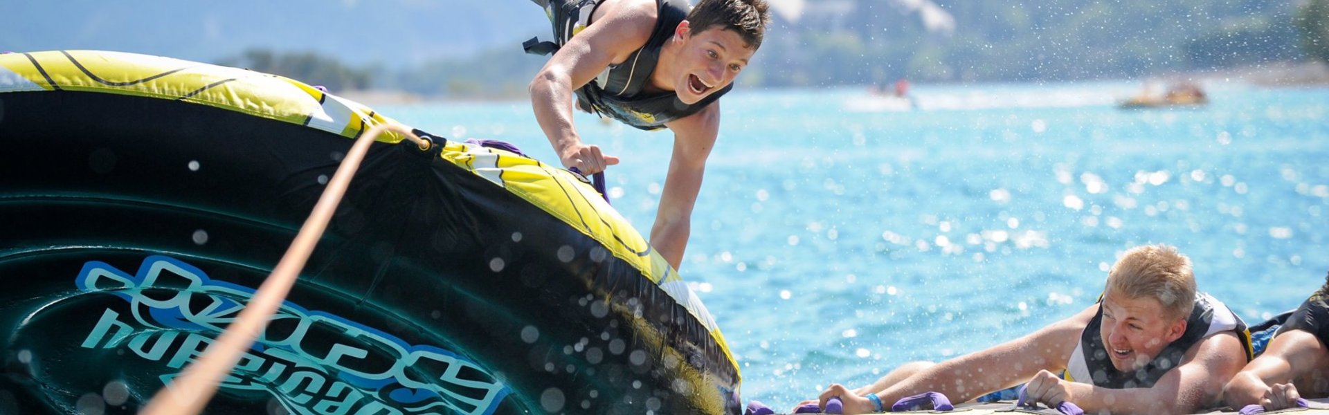 Bouée tractée, wakeboard, wakesurf sur le lac de Serre-Ponçon avec Alpes idées séjours