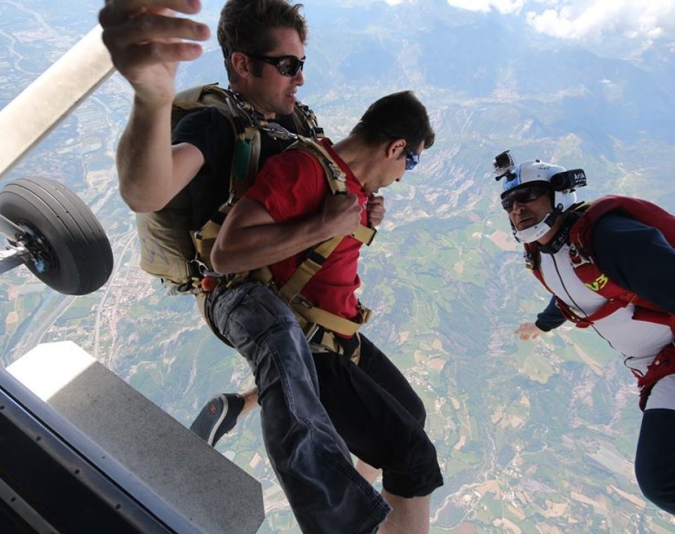 Saut en tandem parachute dans les hautes-Alpes avec Alpes idées séjours