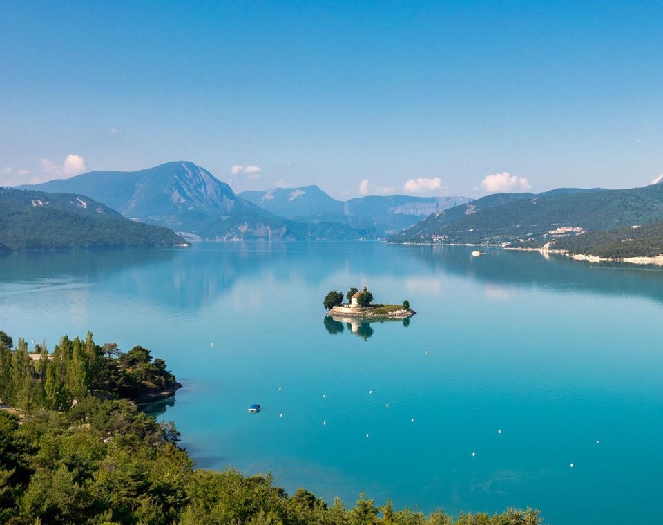 Bouée tractée, wakeboard, wakesurf sur le lac de Serre-Ponçon avec Alpes idées séjours