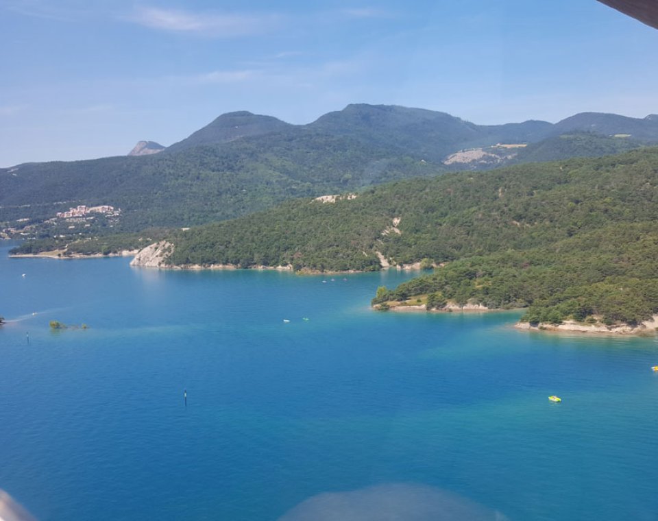 Vol hydravion sur le lac de Serre-Ponçon dans les Hautes-Alpes