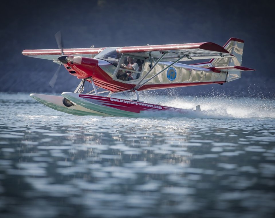 Vol hydravion sur le lac de Serre-Ponçon dans les Hautes-Alpes