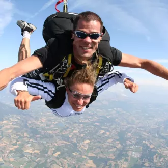 Saut en tandem parachute dans les hautes-Alpes avec Alpes idées séjours