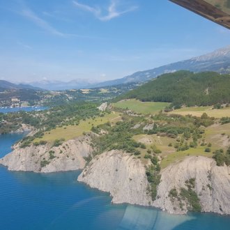 Vol hydravion sur le lac de Serre-Ponçon dans les Hautes-Alpes