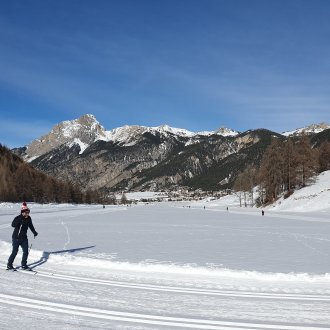 ski de fond et paysage en hiver dans les Alpes du sud